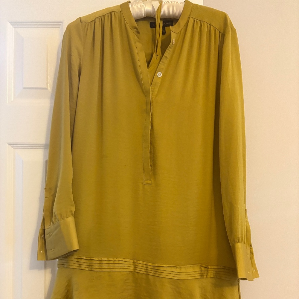 Banana Republic 100% silk dress with flounced hemline.  Size 2.